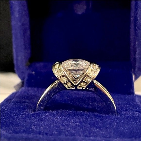 Beautiful ring size 8, Crystal stone, metal alloy. - Picture 5 of 5